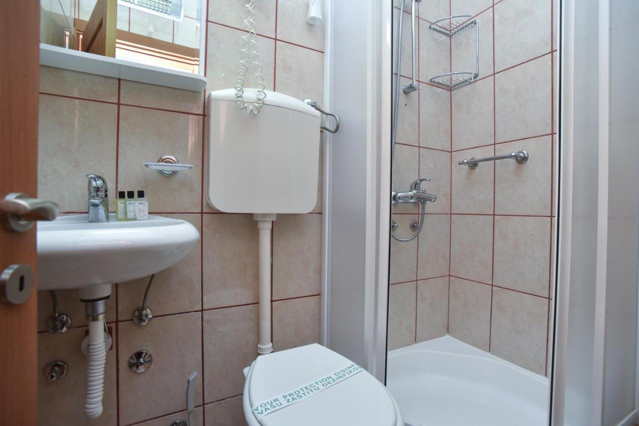 Apartments And Rooms Drago Свети Стефан Екстериор снимка