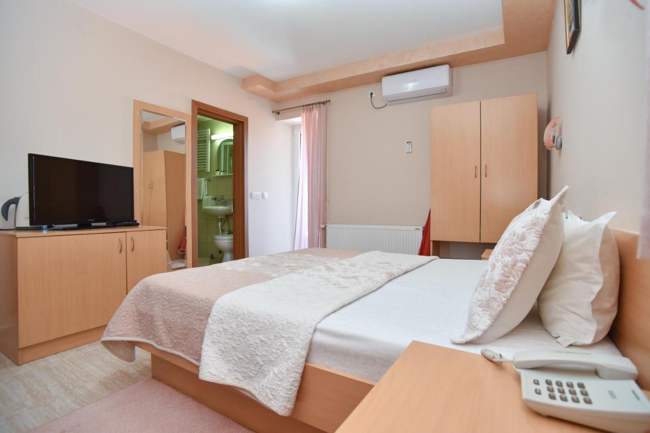 Apartments And Rooms Drago Свети Стефан Екстериор снимка