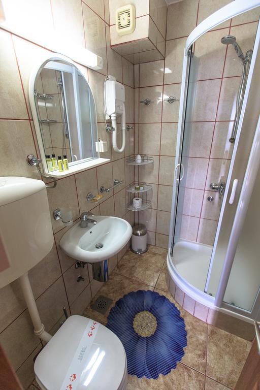Apartments And Rooms Drago Свети Стефан Екстериор снимка
